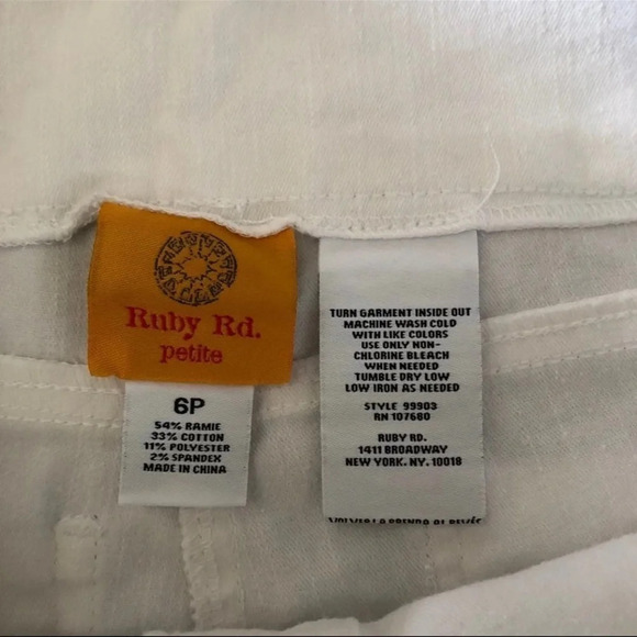 Ruby Rd. Women’s White Capris 6P - Picture 4 of 4